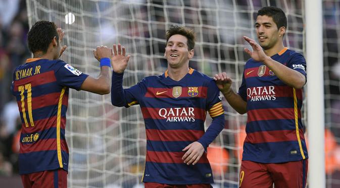 Trio Barcelona, Lionel Messi, Neymar dan Luis Suarez merayakan gol yang dicetak pada laga La Liga Spanyol melawan Granada. Trisula MSN kembali menunjukan tajinya. (AFP/Lluis Gene)