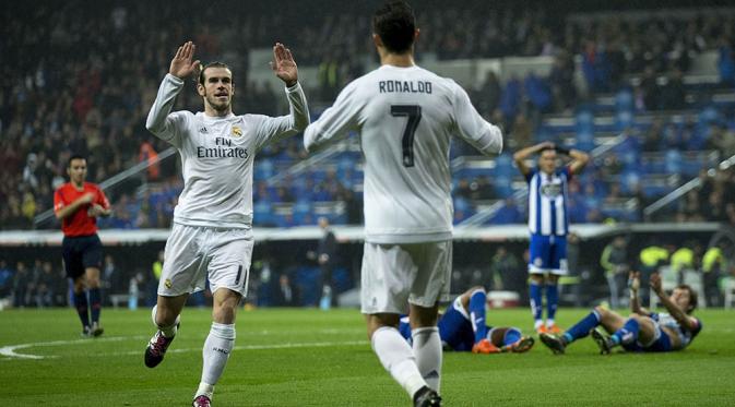 Gareth Bale menghampiri Cristiano Ronaldo usai mencetak gol melawan Deportivo pada laga La Liga Spanyol. Bale berhasil mencetak hat-trick pada laga itu. (AFP/Gonzalo Arroyo)