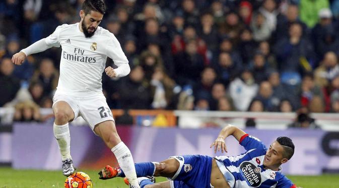 Aksi gelandang Real Madrid, Isco (kiri) saat menghindari terjangan pemain Deportivo La Coruna, Faycal Fajr, pada laga lanjutan La Liga 2015-2016 di Stadion Santiago Bernabeu, Minggu (10/1/2016) dini hari. Real Madrid menang 5-0, dan penampilan Isco menuai