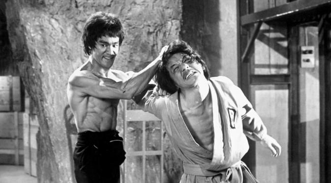 Jackie Chan dan Bruce Lee (via hongkongcinemas.wordpress.com)