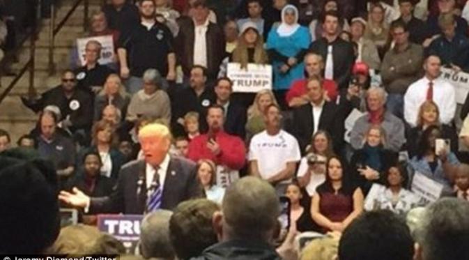 Rose Hamid terlihat berdiri di acara kampanye Doland Trump di Rock Hill, South Carolina, (8/1). | via: Jeremy Diamond/Twitter