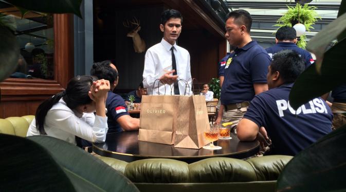 Polisi melakukan prarekonstruksi kasus tewasnya Wayan Mirna Salihin usai meneguk kopi di Oliver Cafe, West Mall Grand Indonesia. (Audrey Santoso/Liputan6.com)