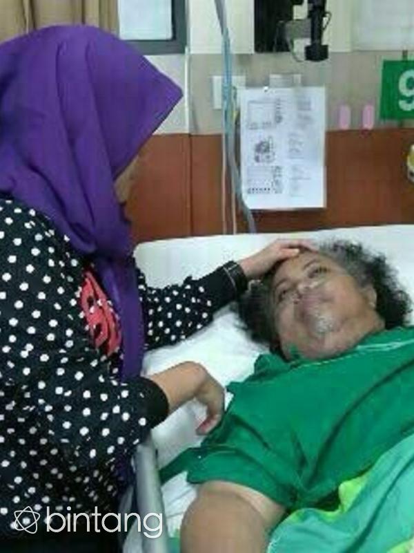 Budi Anduk terbaring di Rumah Sakit Harapan Kita Jakarta. Sang istri Neneng Nurhayati setia mendampingi. (Istimewa)
