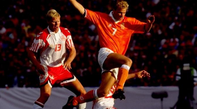 Pemain tim nasional Belanda, Denis Bergkamp (kanan) saat berusaha melewati pemain Denmark, pada semifinal Piala Eropa 1992, di Stadion Ullevi, 22 Juni 1992. (UEFA)
