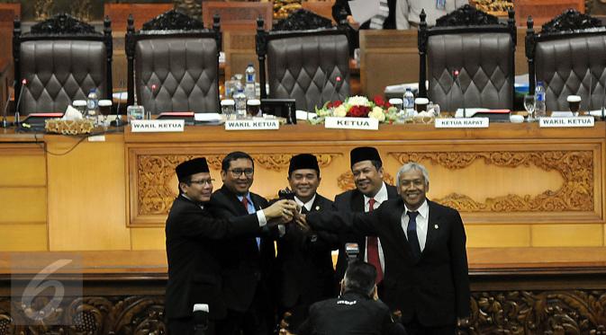 Ade Komaruddin (tengah) bersama para Pimpinan DPR berpose bersama usai pelantikan Ketua DPR yang baru, Jakarta, Senin (11/01/2016). Ade dilantik untuk menggantikan Setya Novanto yang mundur dari kursi Ketua DPR. (Liputan6.com/Johan Tallo)
