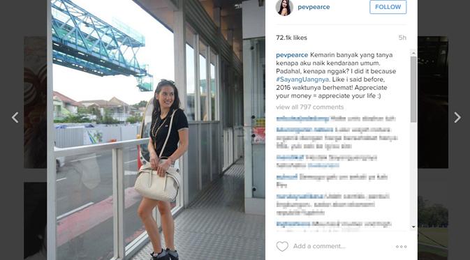 Pevita Pearce menunjukkan fotonya saat di halte transjakarta. (foto: instagram.com/pevpearce)
