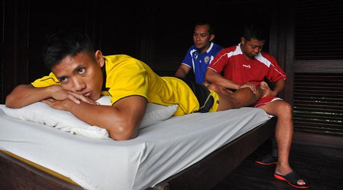 Ahmad Bustomi, saat menjalani perawatan cedera. (Bola.com/Iwan Setiawan)