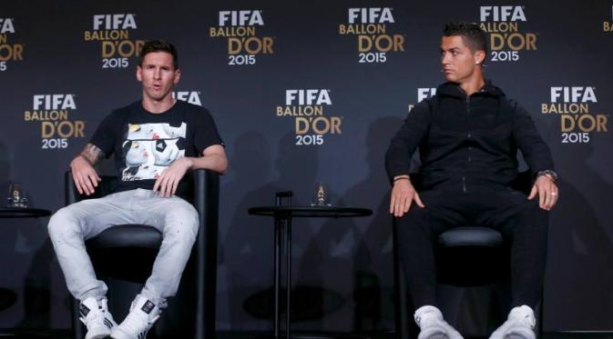 Lionel Messi (kiri) dan Cristiano Ronaldo (kanan) dalam konferensi pers jelang penganugerahan FIFA Ballon d'Or 2015 di Kongresshaus, Zurich, Selasa (12/1/2016) dini hari WIB. (REUTERS/Arnd Wiegmann)