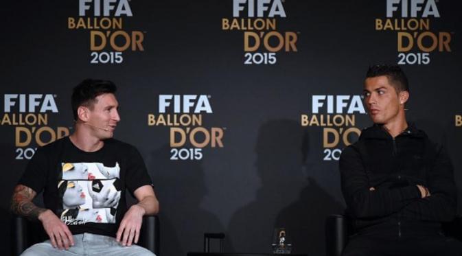 Lionel Messi (kiri) dan Cristiano Ronaldo (kanan) dalam konferensi pers jelang penganugerahan FIFA Ballon d'Or 2015 di Kongresshaus, Zurich, Selasa (12/1/2016) dini hari WIB. Messi akhirnya meraih gelar tersebut pada edisi 2015. (AFP/Olivier Morin).
