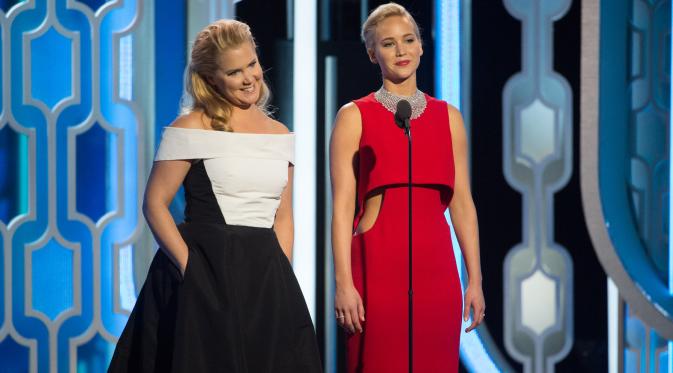 Jennifer Lawrence dan Amy Schumer. (Bintang/EPA)