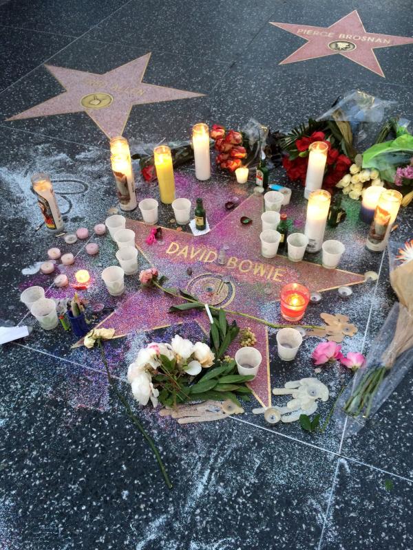 Lilin dan bunga diletakkan di atas nama penyanyi legendaris David Bowie di Hollywood Walk of Fame di Los Angeles, Senin (11/1). Bowie meninggal di usianya yang ke 69 tahun dan baru saja merilis album ke-25 nya yaitu 