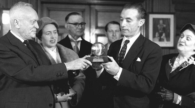 Stanley Matthews memenangkan Ballon d'Or pada 1956. | via: L'Equipe