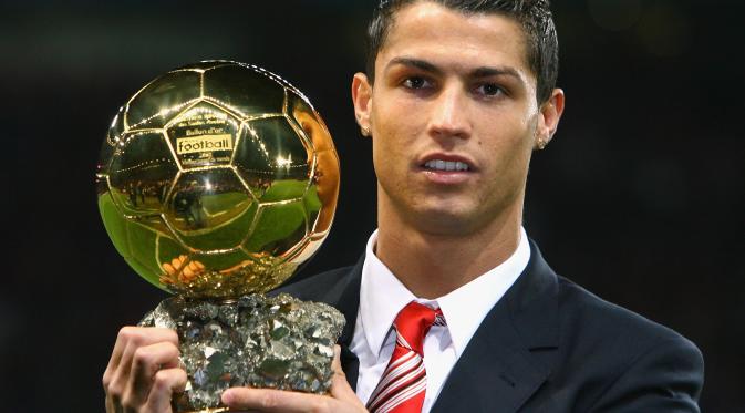 Cristiano Ronaldo jadi orang Portugal ketiga yang memenangkan Ballon d'Or. | via: destinationsoccer.com
