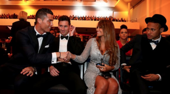 Ronaldo bersalaman dengan kekasih Messi, Antonella (101GreatGoals/Liputan6)