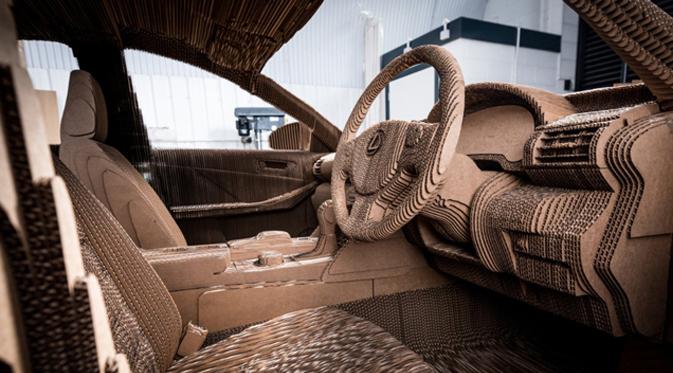 Untuk menciptakan mobil replika ini, para tim menggunakan model 3D digital IS yang sebelumnya sudah diberikan oleh Lexus
