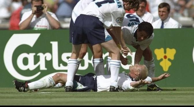 Bintang timnas Inggris, Paul Gascoigne, usai mencetak gol ke gawang Skotlandia, pada penyisihan Grup A Piala Eropa 1996, di Stadion Wembley, 15 Juni 1996. (UEFA)