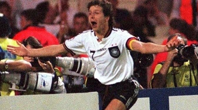 Pemain tim nasional Jerman, Andreas Moller, merayakan golnya penaltinya yang menentukan kemenangan atas Inggris pada semifinal Piala Eropa 1996, di Stadion Wembley, 26 Juni 1996. (UEFA). 