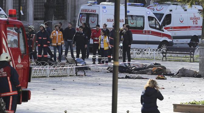 Korban terlihat bergeletakan di beberapa spot wisata, Istanbul, Turki. | via: Reuters