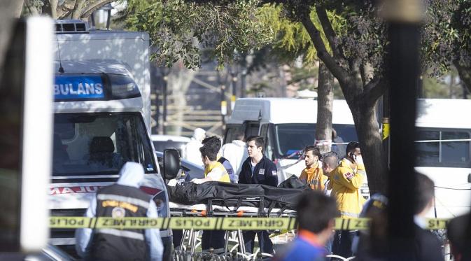 Tim medis membawa koran bom bunuh diri di Sultanahmet, Istanbul, Turki. | via: EPA