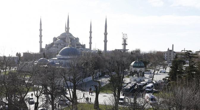 Pihak berwajib menelisir area sekitar Blue Mosque dan Hagia Sophia setelah ledakan bom bunuh diri terjadi. | via: EPA
