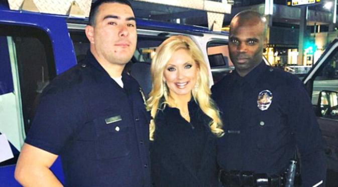 Pembawa acara KTLA ini berfoto bersama dengan dua orang polisi yang datang membantunya setelah diserang. (Sumber Instagram milik Mary McDade)