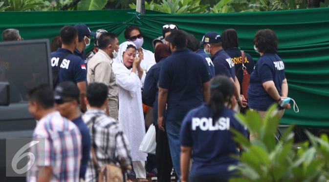 Penyidik Polda Metro Jaya membongkar makam Allya Siska Nadya (29) terkait dugaan malapraktik yang dilakukan dokter terapi Klinik 