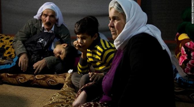 Kisah Pelarian Bocah eks Tentara ISIS: Seperti Hidup Kembali. Nouri dan Saman beserta kakek neneknya.  (CNN)
