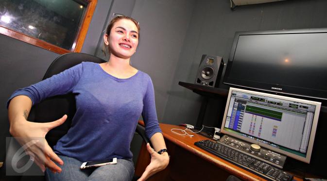 Nikita Mirzani memberikan keterangan pers usai rekaman lagu di Kawasan Cipete, Jakarta, Rabu (13/1/2016). Nikita Mirzani akan membawakan lagu bergenre Dangdut Remix. (Liputan6.com/Immanuel Antonius)