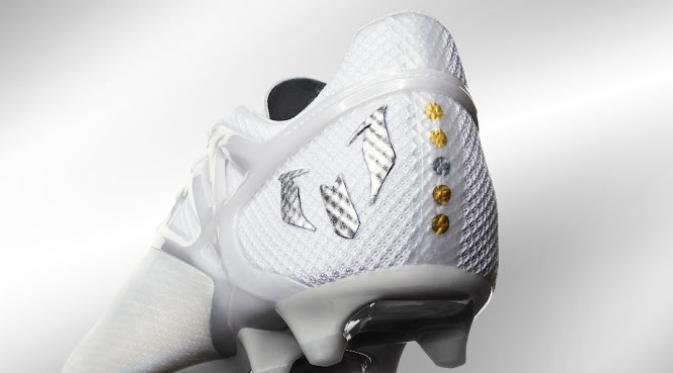 Sepatu Platinum Lionel Messi. (Adidas)