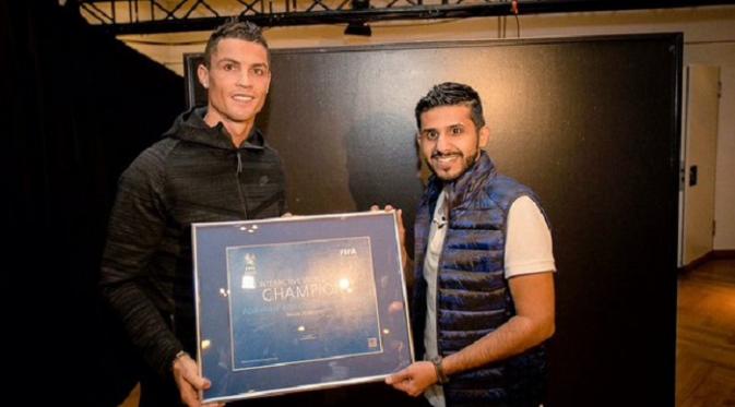 Cristiano Ronaldo memberikan plakat pada Alshehri