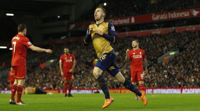 Gelandan Arsenal Aaron Ramsey merayakan gol ke gawang Liverpool dalam lanjutan Liga Premier Inggris di Stadion Anfield, Kamis (14/1/2016). (Liputan6.com/Reuters / Phil Noble Livepic)