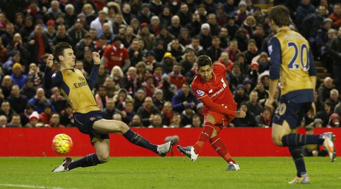 Roberto Firmino membuka keunggulan Liverpool atas Arsenal dalam lanjutan Liga Premier Inggris di Stadion Anfield, Kamis (14/1/2016). (Reuters / Carl Recine Livepic)