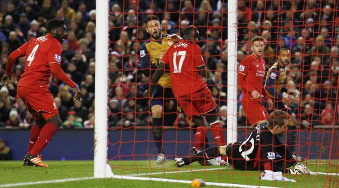 Olivier Giroud mencetak gol kedua Arsenal ke gawang Liverpool dalam lanjutan Liga Premier Inggris di Stadion Anfield, Kamis (14/1/2016). (Reuters / Phil Noble Livepic)