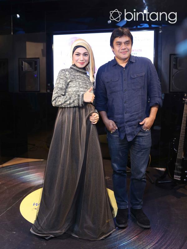 Indah Nevertari dan Dwiki Dharmawan di press conference dan launching single 'Rabbana' (Nurwahyunan/Bintang.com)