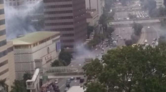 Asap menyembul dari ledakan yang diduga bom di Sarinah, Kamis (14/1). | via: Istimewa