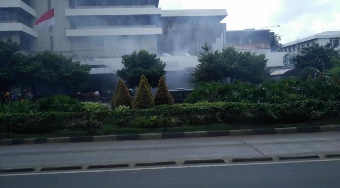 Dari seberang jalan, asap terlihat setelah ledakan yang diduga bom terjadi di Sarinah. | via: Istimewa