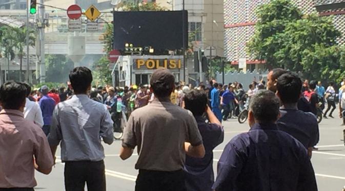 Kerumunan terlihat di dekat lokasi ledakan, Sarinah, Kamis (14/1). | via: Istimewa
