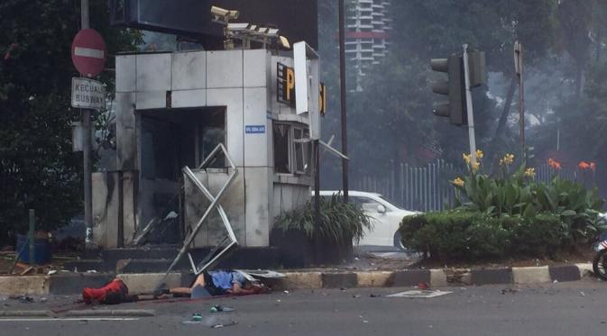 'Gosong' ledakan yang diduga bom terjadi di Sarinah, Kamis (14/1). | via: Istimewa