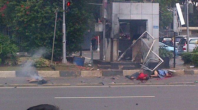 Asap masih terlihat di lokasi ledakan, Sarinah, Kamis (14/1). | via: Istimewa
