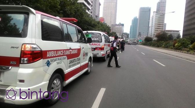 Ledakan bom terjadi di pos polisi Sarinah, Thamrin pada hari ini, Kamis, 14 Januari 2016. Mobil-mobil ambulans pun berdatangan untuk memberikan bantuan. (Fathan Rangkuti/Bintang.com)