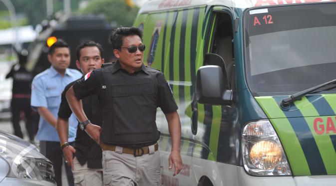 Dirkrimum Polda Metro Jaya Kombes Pol Krishna Murti turun langsung ke lokasi ledakan dan baku tembak di kawasan pusat belanja Sarinah, Jakarta, Kamis (14/1). Ratusan polisi bersenjata lengkap sudah mengepung lokasi ledakan. (Liputan6.com/Gempur M Surya)