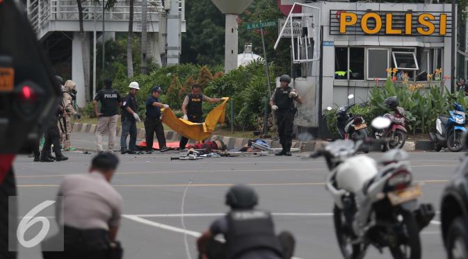 Sejumlah Petugas saat memproses evakuasi mayat korban ledakan bom di pos pol sarinah, Jakarta, Kamis, (14/1/2016). Beberapa ledakan dan suara senjata api terjadi di pusat ibukota. (Liputan6.com/Angga Yuniar)