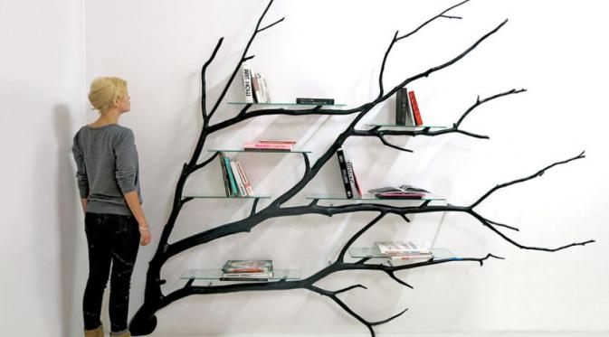 Sebastian Errazuriz, seorang seniman asal Chili mengubah sebatang pohon tumbang menjadi sebuah rak buku yang unik.