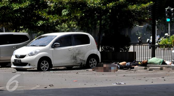 Sejumlah korban tergeletak pasca ledakan yang melanda Pos Pol Sarinah Plaza, Jakarta, Kamis (14/1). Polisi terlibat baku tembak dengan pelaku ledakan yang bersembunyi masuk ke dalam sebuah kafe. (Liputan6.com/Gempur M Surya)