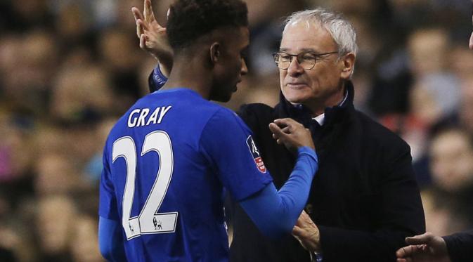 Manajer Leicester City, Claudio Ranieri (kanan) sedang beraksi saat mendampingi timnya bersua Tottenham Hotspur, pada lanjutan Premier League 2015-2016, di Stadion White Hart Lane, Kamis (14/1/2016) dini hari WIB. Partai berakhir imbang 3-3. Ranieri berha