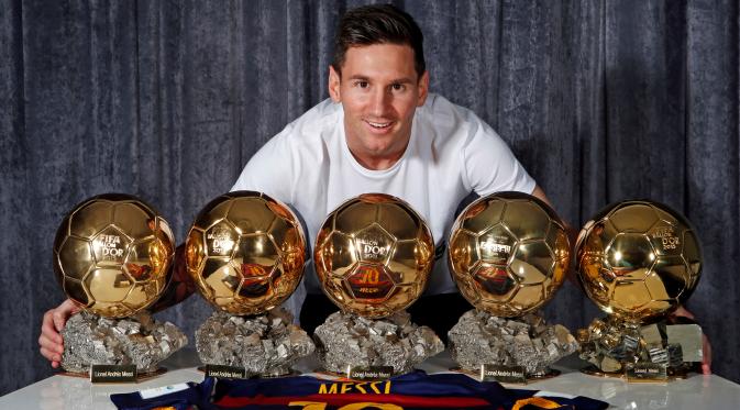 Lionel Messi berpose dengan 5 trofi FIFA Ballon d'Or yang telah diraihnya. Messi meraih gelar Pemain Terbaik Dunia tahun 2009, 2010, 2011, 2012, dan 2015. (AFP/Miguel Ruiz).