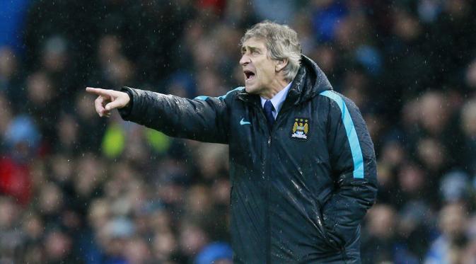 Manuel Pellegrini memberikan instruksi kepada para pemain Manchester City pada laga melawan Everton di Etihad Stadium, Kamis (14/1/2016) dini hari WIB. (Reuters/Carl Recine)