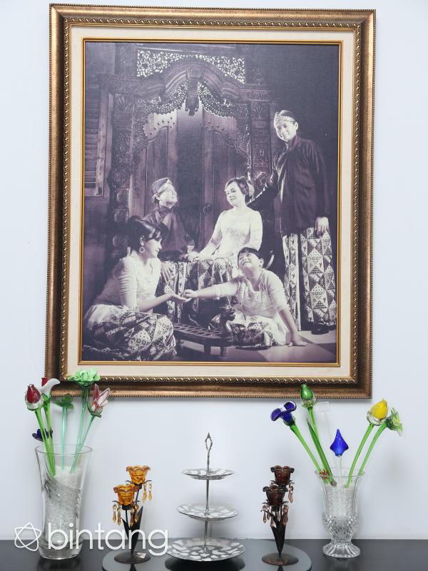 Foto keluarga di ruang tamu I. (Andy Masela/Bintang.com)