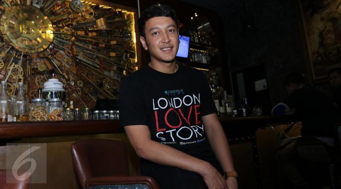 Aktor Dimas Anggara berpose usai jumpa pres rilis trailer londo love story di sebuah cafe bilangan scbd, jakarta. (Liputan6.com/Herman Zakharia)