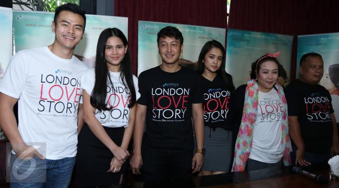 Para Pemain film london love story saat menggelar konferensi pers di sebuah cafe bilangan scbd, Jakarta. (Liputan6.com/Herman Zakharia)